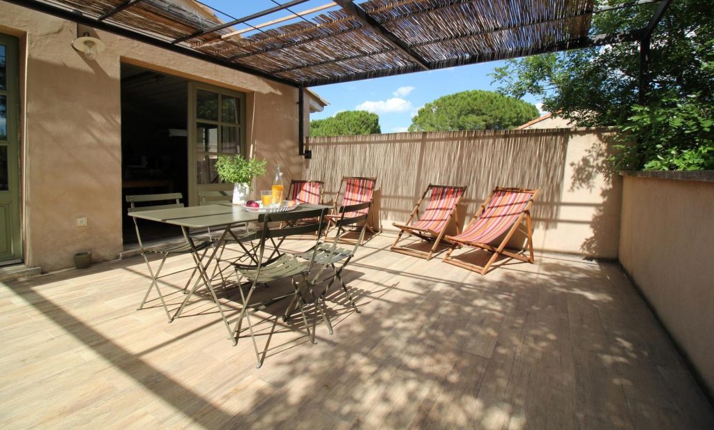 Terrasse extérieure d'une chambre au Domaine des Clos