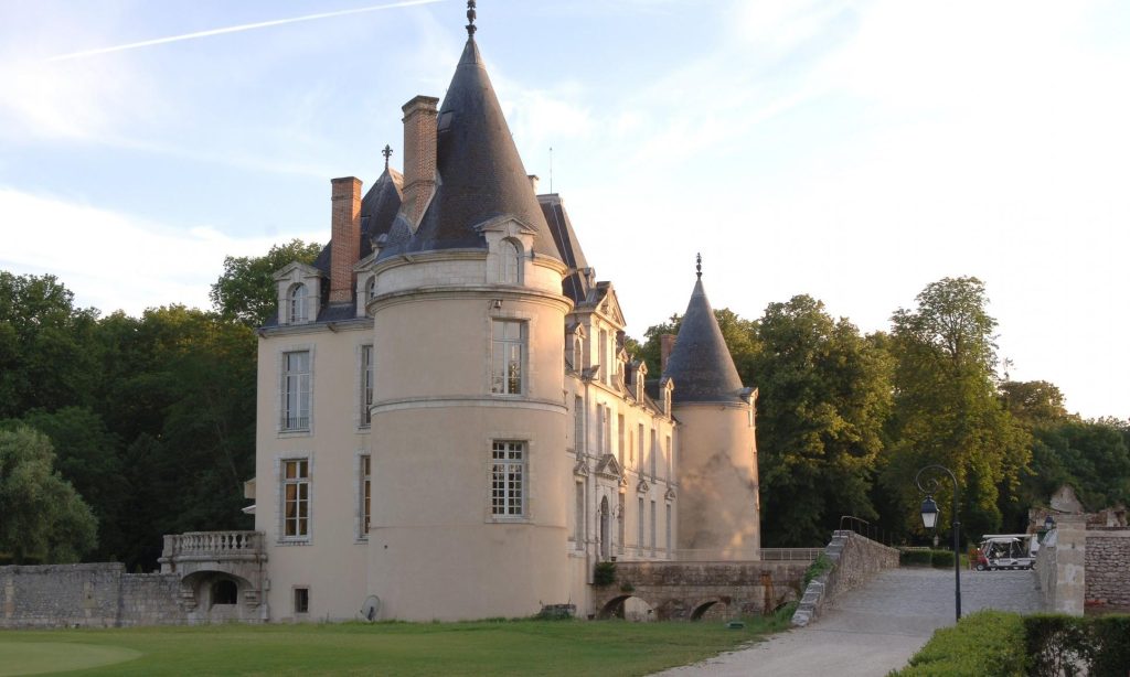 Vue extérieure du Château d'Augerville GOLF & SPA